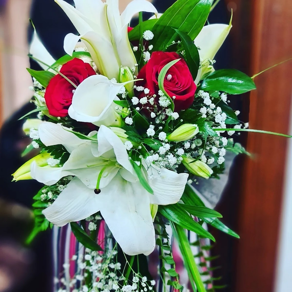 Ramo de lirios blancos con rosas rojas y paniculata