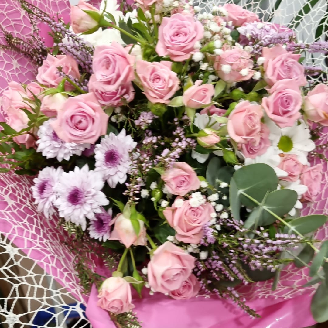 Bouquet de rosas rosas con crisantemos y eucalipto