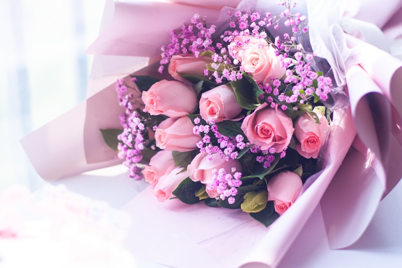 Ramo de rosas rosas envueltas en papel de regalo