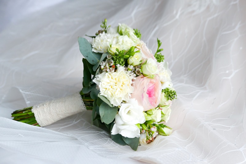 Ramo de novia con rosas blancas y peonías sobre tul