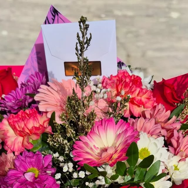Ramo con packaging rosa de Les Flors de Mary